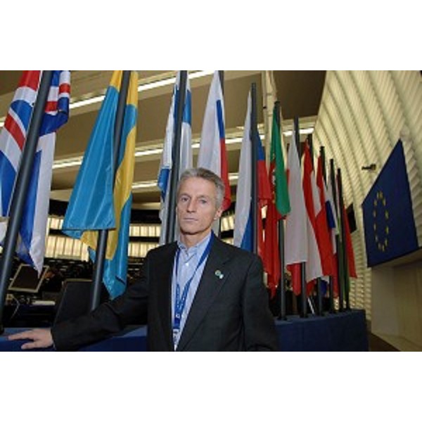Riccardo Illy (Presidente Regione Friuli Venezia Giulia) con bandiere d'Europa (Strasburgo, 24/11/05)