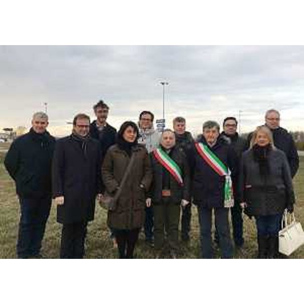 Giorgio Damiani (Presidente FVG Strade S.p.A.), Mariagrazia Santoro (Assessore regionale Infrastrutture e Territorio) e i sindaci Franco D'Altilia (Palazzolo) e Danilo Bernardis (Pocenia) alla consegna dei lavori per la realizzazione di una nuova rotatoria lungo la strada statale 14 "della Venezia Giulia" - Palazzolo dello Stella 18/01/2017