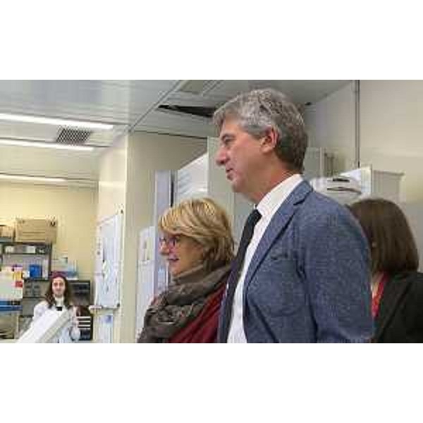 Mauro Giacca (Direttore generale ICGEB) accompagna Maria Sandra Telesca (Assessore regionale Salute) nella visita all'International Centre for Genetic Engineering and Biotechnology / ICGEB - Trieste 19/01/2017