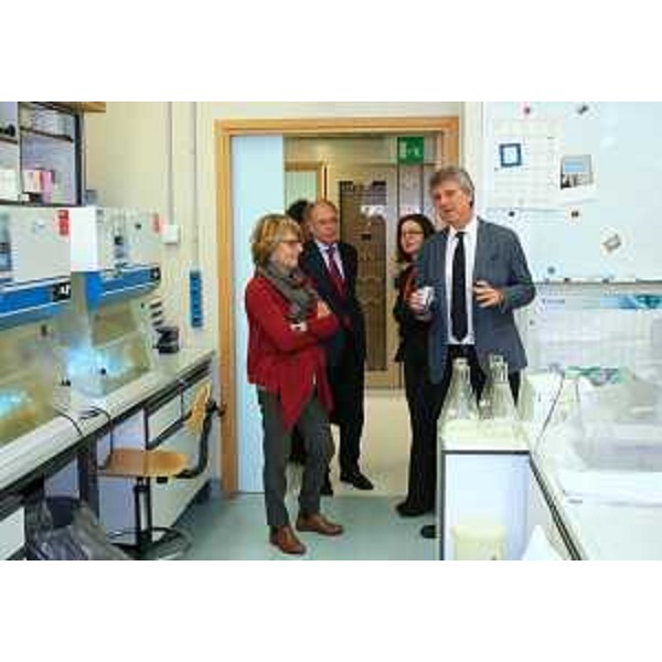 Mauro Giacca (Direttore generale ICGEB) accompagna Maria Sandra Telesca (Assessore regionale Salute) nella visita all'International Centre for Genetic Engineering and Biotechnology / ICGEB - Trieste 19/01/2017