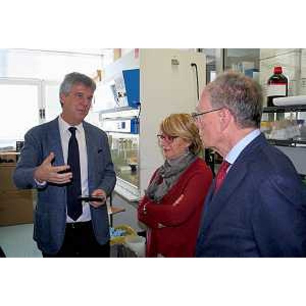 Mauro Giacca (Direttore generale ICGEB) accompagna Maria Sandra Telesca (Assessore regionale Salute) nella visita all'International Centre for Genetic Engineering and Biotechnology / ICGEB - Trieste 19/01/2017