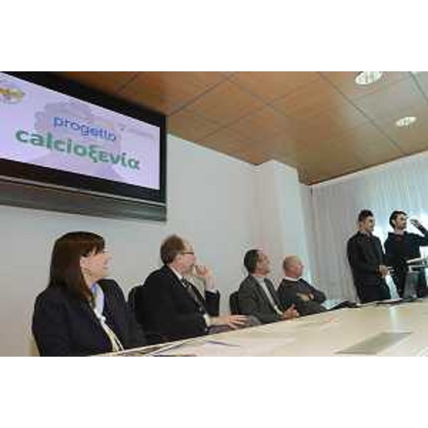 Debora Serracchiani (Presidente Regione Friuli Venezia Giulia) e Gianni Torrenti (Assessore regionale Cultura, Sport e Solidarietà) alla presentazione dell'iniziativa "calcioxenìa" promossa dalla Lega Calcio Friuli Collinare, mirata all'inserimento sociale di giovani richiedenti e titolari di protezione internazionale - Udine 20/01/2017