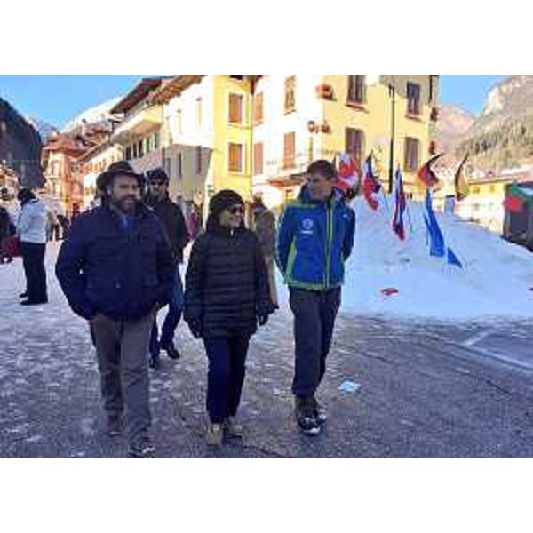 Debora Serracchiani (Presidente Regione Friuli Venezia Giulia) visita la seconda edizione di Snow Art accompagnata da Ivan Buzzi (Sindaco Pontebba) - Pontebba 22/01/2017