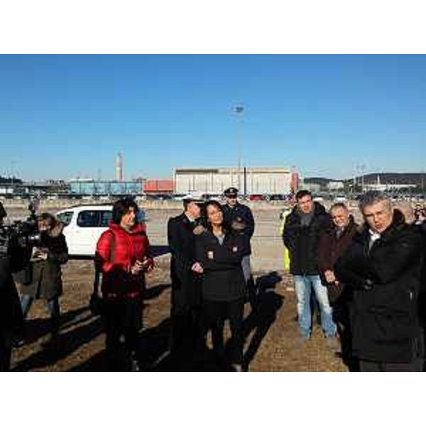 Mariagrazia Santoro (Assessore regionale Infrastrutture e Territorio) e Anna Maria Cisint (Sindaco Monfalcone) alla consegna dei lavori di asfaltatura dell'area demaniale in ambito portuale presso il Varco 2 del Porto - Monfalcone 21/01/2017