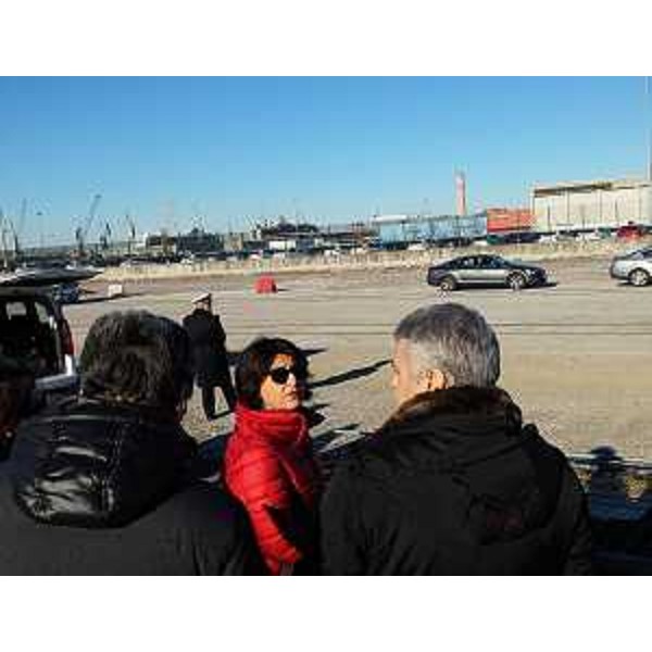Mariagrazia Santoro (Assessore regionale Infrastrutture e Territorio) alla consegna dei lavori di asfaltatura dell'area demaniale in ambito portuale presso il Varco 2 del Porto - Monfalcone 21/01/2017