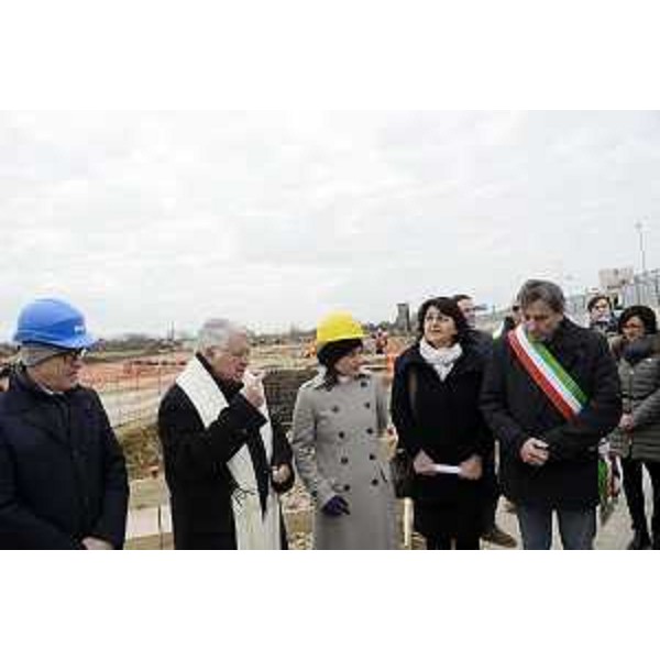 Antonio Marano (Presidente Aeroporto Friuli Venezia Giulia S.p.A.), Debora Serracchiani (Presidente Regione Friuli Venezia Giulia), Mariagrazia Santoro (Assessore regionale Infrastrutture e Territorio), Livio Vecchiet (Sindaco Ronchi) e Sara Vito (Assessore regionale Ambiente ed Energia) alla cerimonia di posa della prima pietra del Polo intermodale - Ronchi dei Legionari 23/01/2017