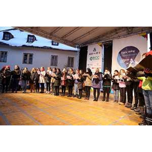 Coro degli studenti del Collegio del Mondo Unito di Duino e del Liceo scientifico Guglielmo Oberdan di Trieste all'inaugurazione dei World Para Alpine Skiing Championships - Tarvisio 22/01/2017 (Foto Andrea Carloni)