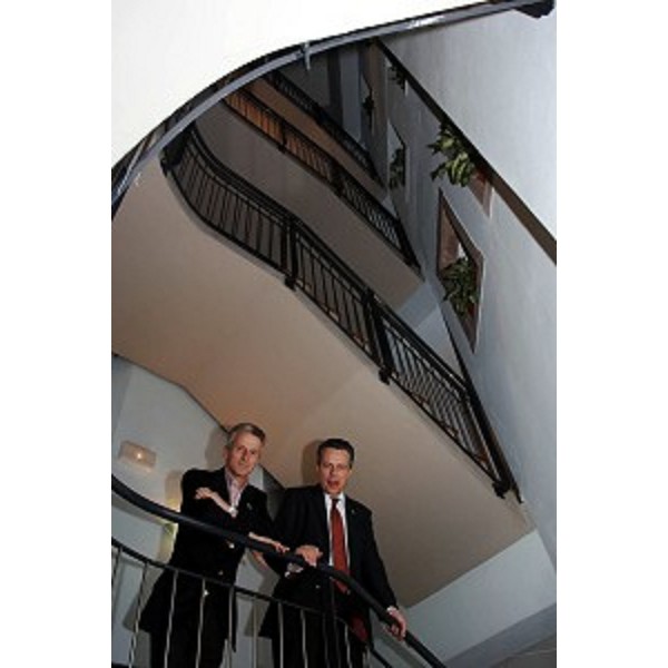 Riccardo Illy (Presidente Regione Friuli Venezia Giulia) e Klaus Klipp (Segretario generale) nella nuova palazzina ARE (Strasburgo, 24/11/05)