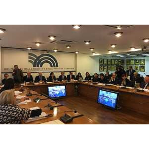 Debora Serracchiani (Presidente Regione Friuli Venezia Giulia) e Gianni Torrenti (Assessore regionale Solidarietà) alla seduta straordinaria della Conferenza delle Regioni e delle Province autonome, presieduta da Stefano Bonaccini, per un confronto in tema di Immigrazione con Marco Minniti (Ministro Interno) - Roma 25/01/2017