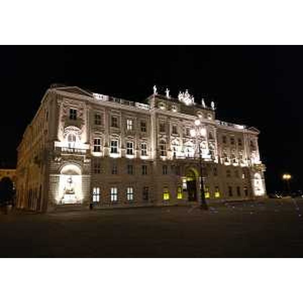 Il Palazzo della Regione Friuli Venezia Giulia illuminato di giallo in segno di richiesta di verità e giustizia per Giulio Regeni a un anno di distanza dalla sua scomparsa - Trieste 25/01/2017