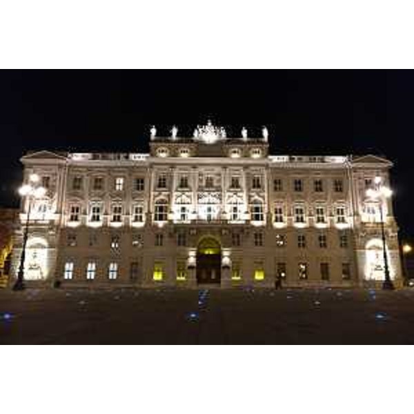 Il Palazzo della Regione Friuli Venezia Giulia illuminato di giallo in segno di richiesta di verità e giustizia per Giulio Regeni a un anno di distanza dalla sua scomparsa - Trieste 25/01/2017