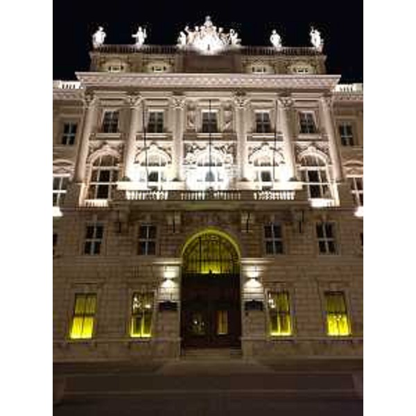 Il Palazzo della Regione Friuli Venezia Giulia illuminato di giallo in segno di richiesta di verità e giustizia per Giulio Regeni a un anno di distanza dalla sua scomparsa - Trieste 25/01/2017