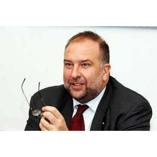 Roberto Cosolini (Assessore regionale al lavoro, formazione, università e ricerca) - Mezzobusto con occhiali (05/12/2005)