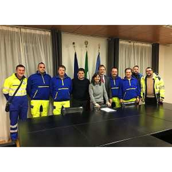 Debora Serracchiani (Presidente Regione Friuli Venezia Giulia) con il personale di FVG Strade che ha ringraziato per le operazioni di soccorso alle popolazioni dell'Abruzzo durante l'emergenza neve - Udine 30/01/2017