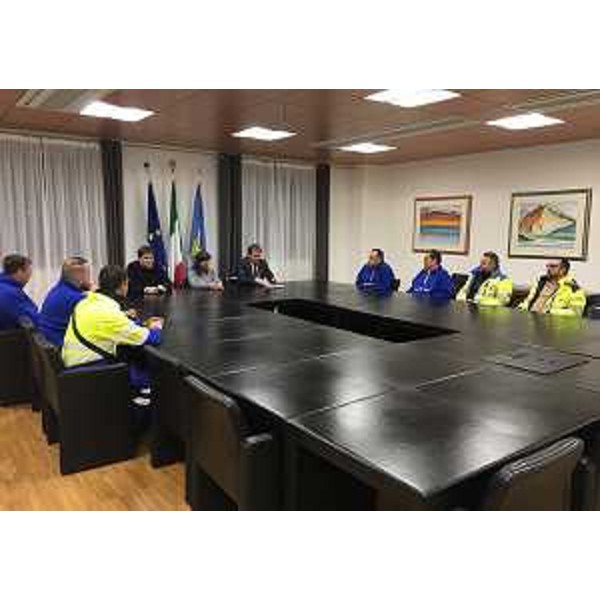 Debora Serracchiani (Presidente Regione Friuli Venezia Giulia) con il personale di FVG Strade che ha ringraziato per le operazioni di soccorso alle popolazioni dell'Abruzzo durante l'emergenza neve - Udine 30/01/2017