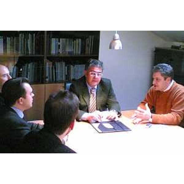 Roberto Antonaz (assessore Regionale all'istruzione, cultura, sport e pace) incontra i sindacati del teatro Verdi (Trieste, 22/11/05)