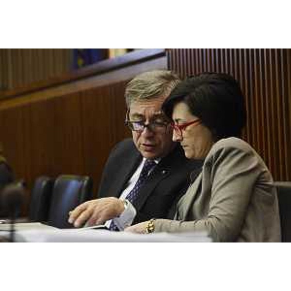 Francesco Peroni (Assessore regionale Finanze, Patrimonio, Coordinamento e Programmazione Politiche economiche e comunitarie) e Sara Vito (Assessore regionale Ambiente ed Energia) nell'Aula del Consiglio regionale - Trieste 01/02/2017