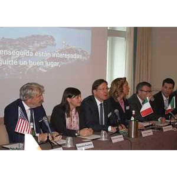 Antonio Paoletti (Presidente Camera Commercio Venezia Giulia), Debora Serracchiani (Presidente Regione Friuli Venezia Giulia) ed Enrico Samer (Presidente World Trade Center Trieste) durante il "2017 WTCs European Regional Meeting" - Trieste 03/02/2017 (Foto World Trade Center Trieste)