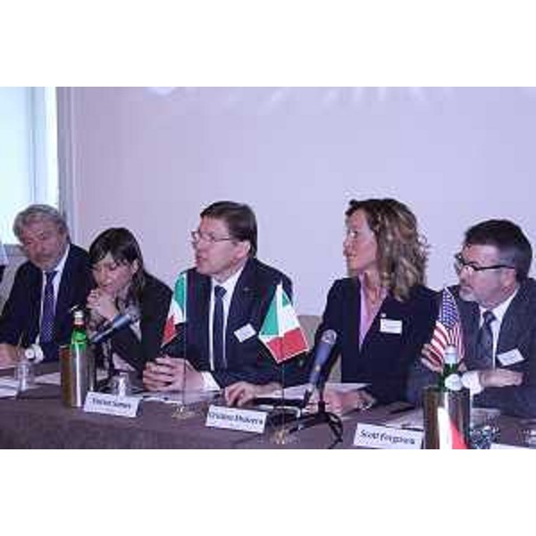 Antonio Paoletti (Presidente Camera Commercio Venezia Giulia), Debora Serracchiani (Presidente Regione Friuli Venezia Giulia), Enrico Samer (Presidente World Trade Center Trieste), Cristina Sbaizero (Amministratore delegato World Trade Center Trieste) e Scott Ferguson (Amministratore delegato World Trade Centers Association) durante il "2017 WTCs European Regional Meeting" - Trieste 03/02/2017 (Foto World Trade Center Trieste)