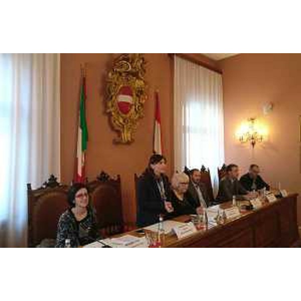 Sara Vito (Assessore regionale Ambiente ed Energia) e Debora Serracchiani (Presidente Regione Friuli Venezia Giulia) alla sottoscrizione della dichiarazione d'intenti per il "contratto di fiume" del Natisone, nella Sala consiliare del Municipio - Cividale del Friuli 06/02/2017