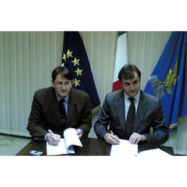 Lodovico Sonego (Assessore Regionale alla pianificazione territoriale, energia, mobilità e infrastrutture di trasporto) e Renato Carlantoni (vicepresidente ed assessore alla Viabilità della Provincia di Udine) firmano accordo pianificazione territoriale tra Regione e Provincia di Udine (Udine, 17/11/05)