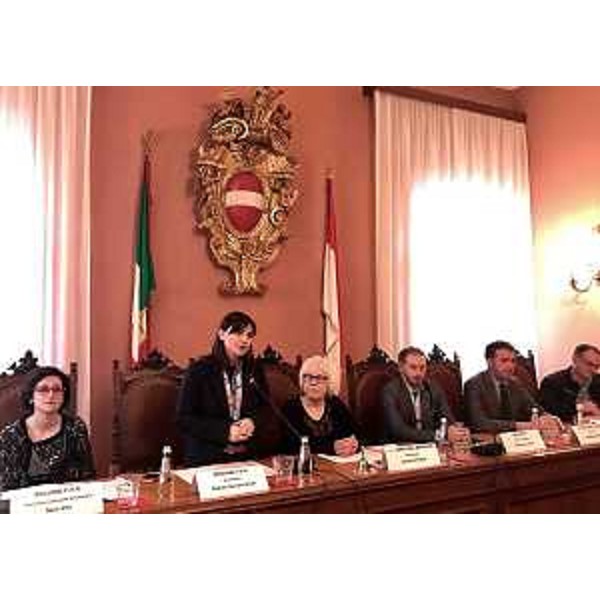 Sara Vito (Assessore regionale Ambiente ed Energia) e Debora Serracchiani (Presidente Regione Friuli Venezia Giulia) alla sottoscrizione della dichiarazione d'intenti per il "contratto di fiume" del Natisone, nella Sala consiliare del Municipio - Cividale del Friuli 06/02/2017