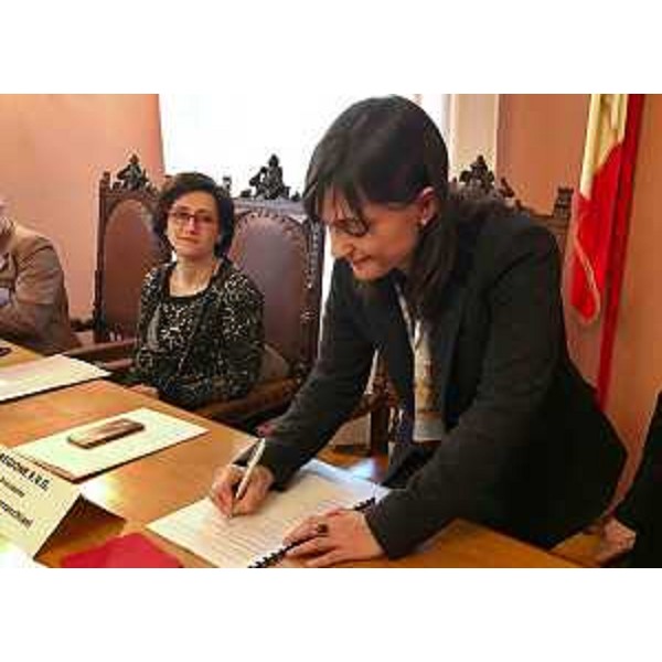Sara Vito (Assessore regionale Ambiente ed Energia) e Debora Serracchiani (Presidente Regione Friuli Venezia Giulia) alla sottoscrizione della dichiarazione d'intenti per il "contratto di fiume" del Natisone, nella Sala consiliare del Municipio - Cividale del Friuli 06/02/2017