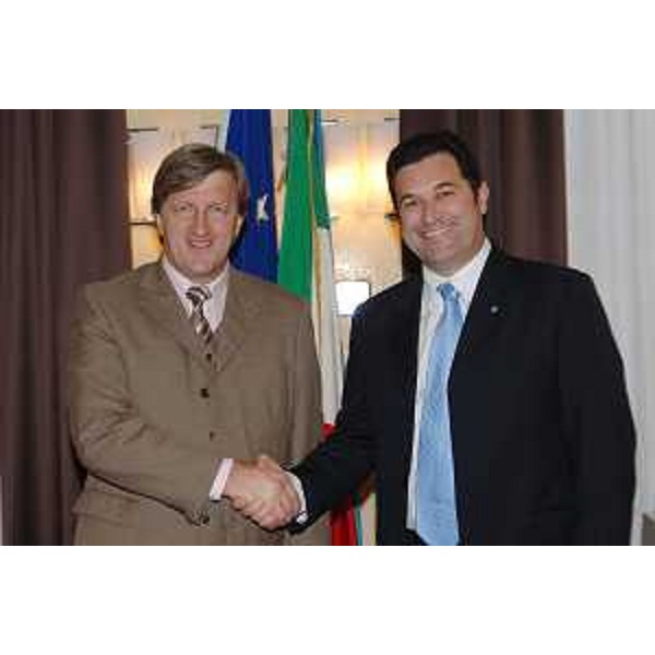 Franco Iacop (Assessore Regionale per le relazioni internazionali, comunitarie e autonomie locali) incontra Jasmin Siferovic (Ministro per le Relazioni Economiche della Repubblica Serba di Bosnia) (Trieste, 15/11/05)