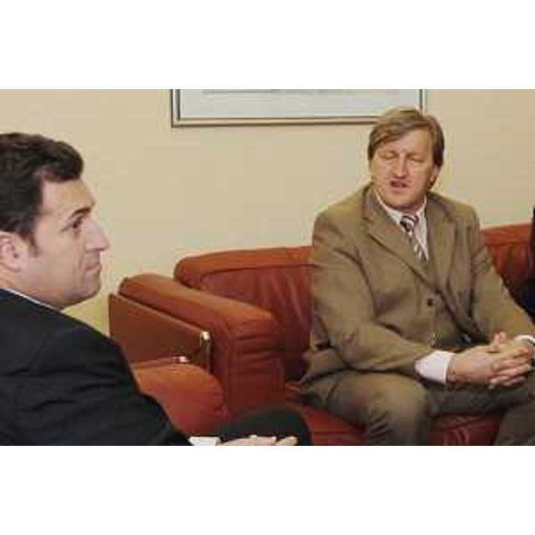 Franco Iacop (Assessore Regionale per le relazioni internazionali, comunitarie e autonomie locali) incontra Jasmin Siferovic (Ministro per le Relazioni Economiche della Repubblica Serba di Bosnia) (Trieste, 15/11/05)