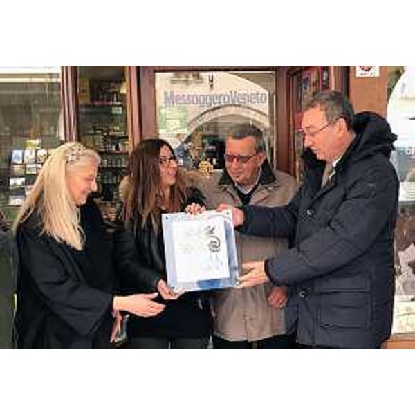 Alessandra Micheluz (Proprietaria), Antonella Feletto (Gestrice), Primo Feletto (Ex tabaccaio) ricevono la targa di Locale Storico per la Tabaccheria di corso Vittorio Emanuele da Sergio Bolzonello (Vicepresidente Regione FVG e assessore Attività produttive) - Pordenone 07/02/2017
