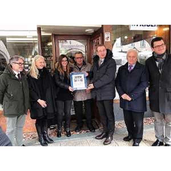 Emanuele Loperfido (Assessore comunale Attività commerciali), Alessandra Micheluz (Proprietaria), Antonella Feletto (Gestrice), Primo Feletto (Ex tabaccaio), Sergio Bolzonello (Vicepresidente Regione FVG e assessore Attività produttive), Silvano Pascolo (Amministratore unico ConCentro) e Massimo Giordano (Direttore Ascom Confcommercio Pordenone) alla consegna della targa di Locale Storico alla Tabaccheria di corso Vittorio Emanuele - Pordenone 07/02/2017