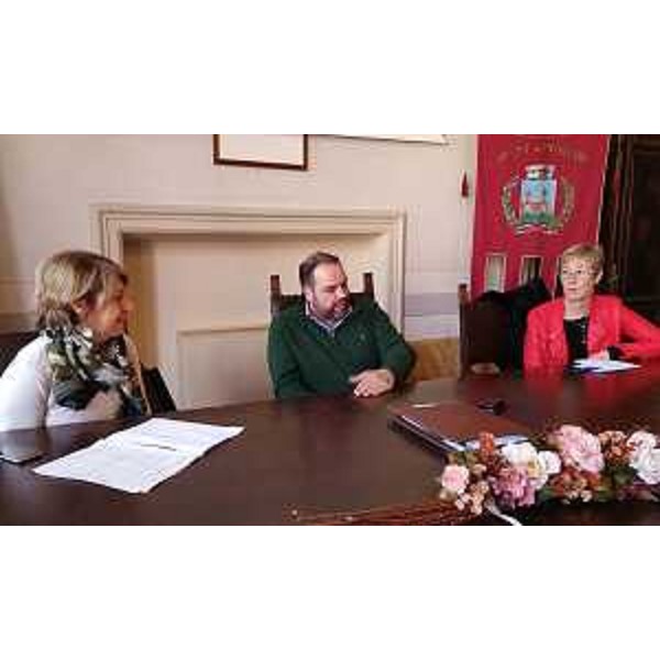 Maria Sandra Telesca (Assessore regionale Salute, Integrazione socio-sanitaria, Politiche sociali e Famiglia), Ivan Buzzi (Sindaco Pontebba) e Gabriella Tavoschi (Responsabile Coordinamento socio-sanitario Azienda Assistenza Sanitaria / AAS n. 3 Alto Friuli-Collinare-Medio Friuli) nella sede del Municipio - Pontebba 08/02/2017