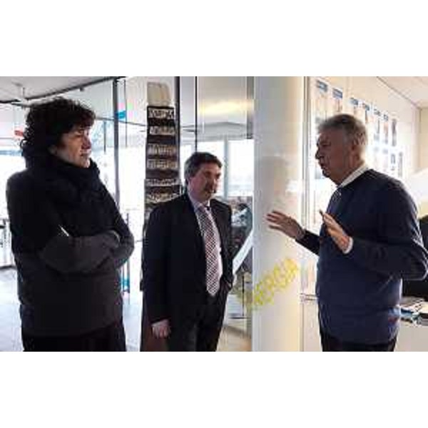 Loredana Panariti (Assessore regionale Lavoro, Formazione, Istruzione, Pari Opportunità, Politiche giovanili, Ricerca e Università), Nicola Manfren (Direttore centrale Lavoro Regione FVG) e Giancarlo Broggian (Presidente Servizi CGN S.r.l.) alla Servizi CGN S.r.l. - Pordenone 09/02/2017