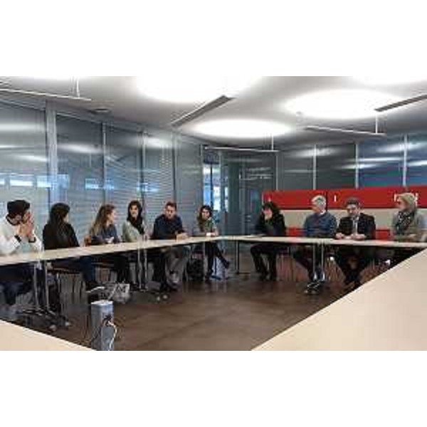 Loredana Panariti (Assessore regionale Lavoro, Formazione, Istruzione, Pari Opportunità, Politiche giovanili, Ricerca e Università), Giancarlo Broggian (Presidente Servizi CGN S.r.l.) e Nicola Manfren (Direttore centrale Lavoro Regione FVG) con laureati che partecipano al Progetto Academy della Regione Friuli Venezia Giulia presso la Servizi CGN S.r.l. - Pordenone 09/02/2017