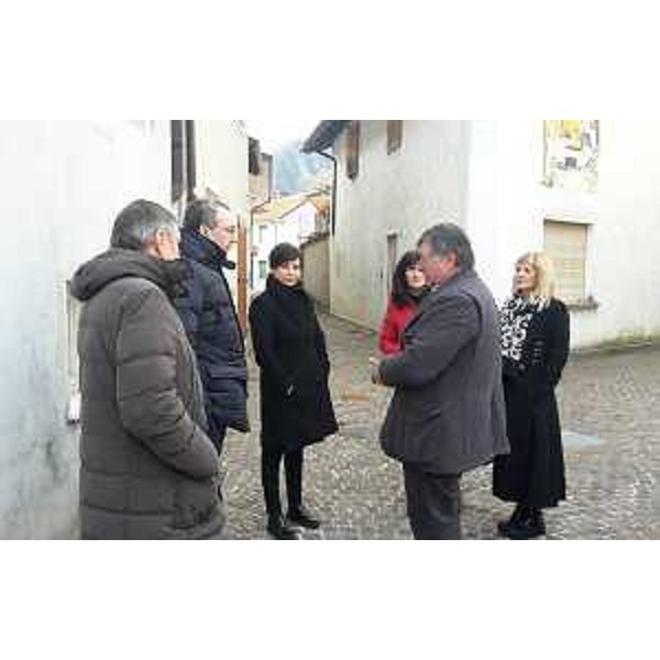 Sergio Bolzonello (Vicepresidente Regione FVG e assessore Attività produttive, Turismo e Cooperazione) e Renzo Liva con i rappresentanti delle Amministrazioni di Tramonti di Sopra e Tramonti di Sotto - Tramonti di Sopra 10/02/2017