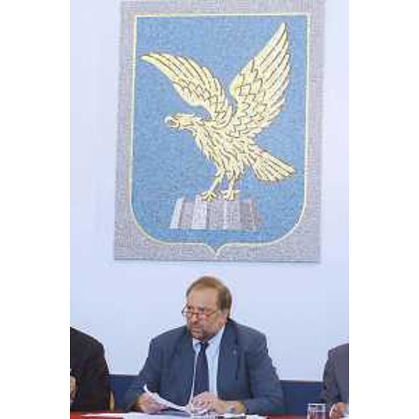 Roberto Cosolini (Assessore regionale al lavoro, formazione, università e ricerca) - Mezzobusto con lo stemma della Regione alle spalle 