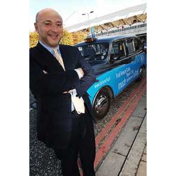 Enrico Bertossi (Assessore Regionale alle attività produttive) con taxi fiera WTM (Londra, 14/11/05)