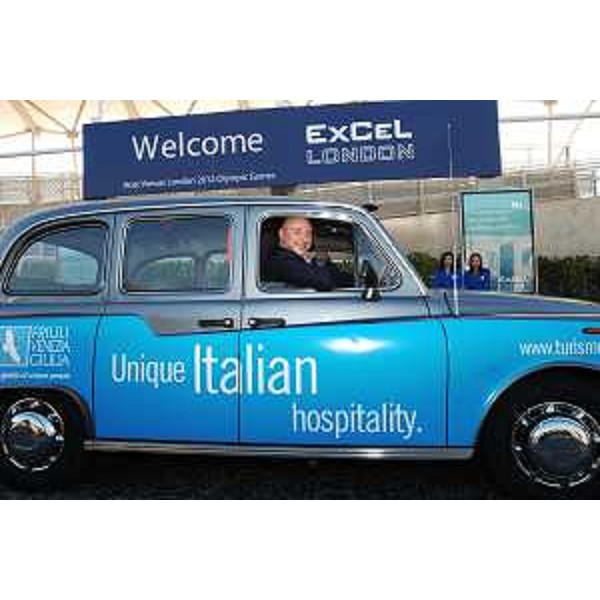 Enrico Bertossi (Assessore Regionale alle attività produttive)con taxi FVG alla fiera WTM (Londra, 14/11/05)