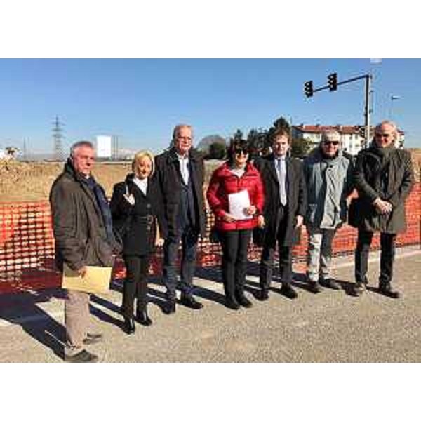 Mariagrazia Santoro (Assessore regionale Infrastrutture e Territorio) alla consegna dei lavori alle ditte che hanno vinto l'appalto per la realizzazione di due rotonde sulla strada regionale 14 - Torviscosa 16/02/2017