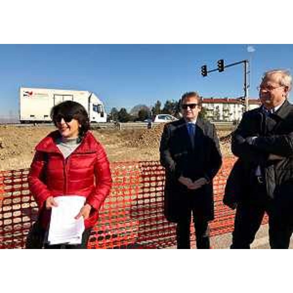 Mariagrazia Santoro (Assessore regionale Infrastrutture e Territorio), Giorgio Damiani (Presidente FVG Strade S.p.A.) e Roberto Fasan (Sindaco Torviscosa) alla consegna dei lavori alle ditte che hanno vinto l'appalto per la realizzazione di due rotonde sulla strada regionale 14 - Torviscosa 16/02/2017