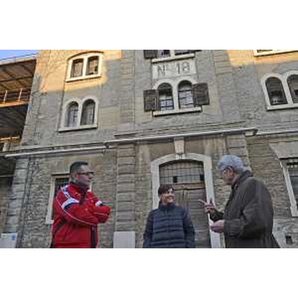 Massimiliano Lacota (Presidente Unione Istriani), Debora Serracchiani (Presidente Regione Friuli Venezia Giulia) e Franco Degrassi (Presidente Istituto Regionale Cultura Istriano-fiumano-dalmata / IRCI) davanti al Magazzino 18 del Porto Vecchio - Trieste 16/02/2017
