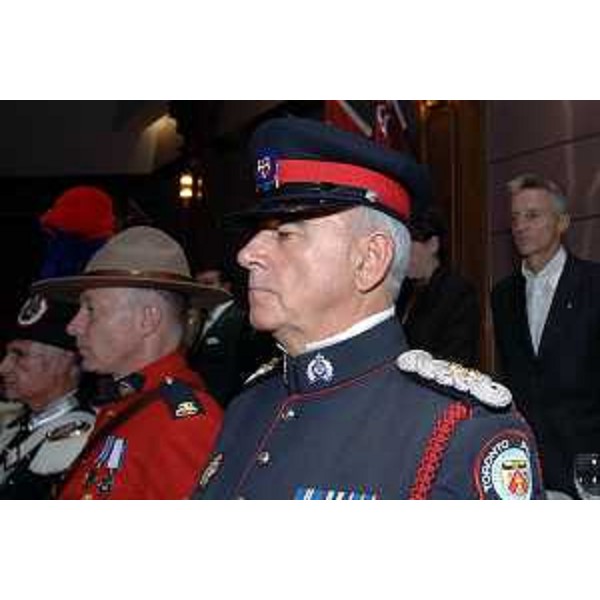 Riccardo Illy (Presidente Regione Friuli Venezia Giulia) e le Giubbe Rosse (Toronto, 13/11/05)