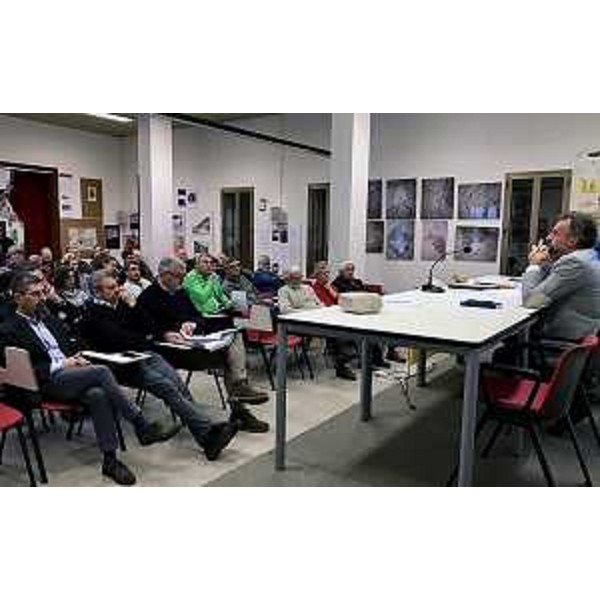 Luciano Sulli (Direttore Protezione civile FVG) e Paolo Panontin (Assessore regionale Protezione civile) all'incontro pubblico dedicato allo sghiaiamento del lago di Barcis, organizzato dal locale circolo di Legambiente - Montereale Valcellina 18/02/2017