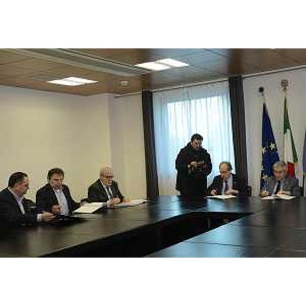 I sindaci Claudio Zani e Sandro Rocco (Faedis e Attimis), Roberto Volpetti (Vicepresidente Associazione Partigiani Osoppo / APO Friuli), Gianni Torrenti (Assessore regionale Cultura) e Pietro Fontanini (Presidente Provincia Udine) alla sottoscrizione del Protocollo per la tutela e valorizzazione delle Malghe di Porzus - Udine 20/02/2017