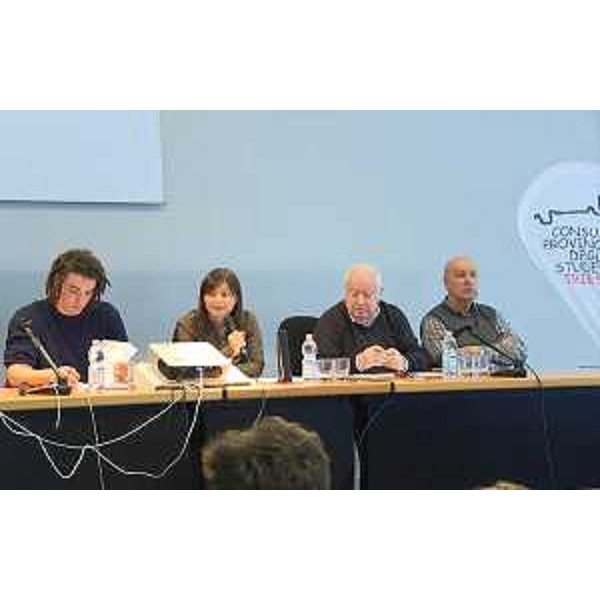 Debora Serracchiani (Presidente Regione Friuli Venezia Giulia), Giorgio Rossetti e William Starc (Presidente e vicepresidente Dialoghi Europei) alla conferenza "Il Friuli Venezia Giulia in Europa", promossa dalla Consulta provinciale degli Studenti di Trieste e dal Centro Studi Dialoghi Europei al Liceo scientifico Galilei - Trieste 20/02/2017