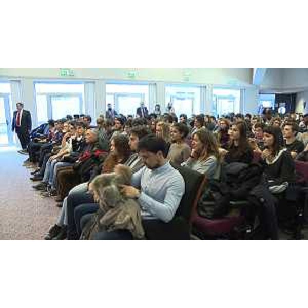 Platea alla conferenza "Il Friuli Venezia Giulia in Europa", promossa dalla Consulta provinciale degli Studenti di Trieste e dal Centro Studi Dialoghi Europei al Liceo scientifico Galilei - Trieste 20/02/2017