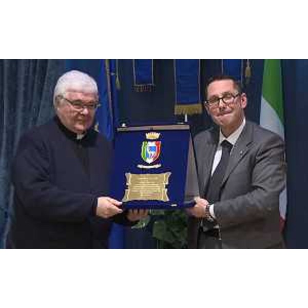 Padre Luigi Moro riceve il Premio Histria Terra da Massimiliano Lacota (Presidente Unione Istriani) - Trieste 21/02/2017