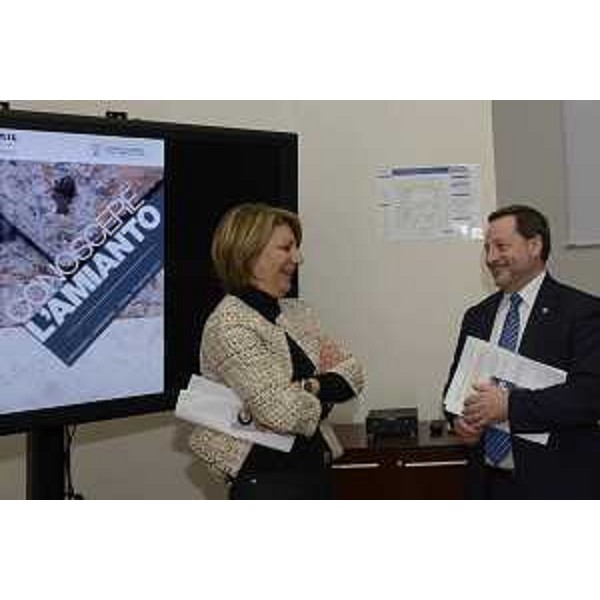 Maria Sandra Telesca (Assessore regionale Salute, Integrazione socio-sanitaria, Politiche sociali e Famiglia) e Fabio Lo Faro (Direttore INAIL FVG) alla presentazione del vademecum "Conoscere l'amianto" - Trieste 22/02/2017