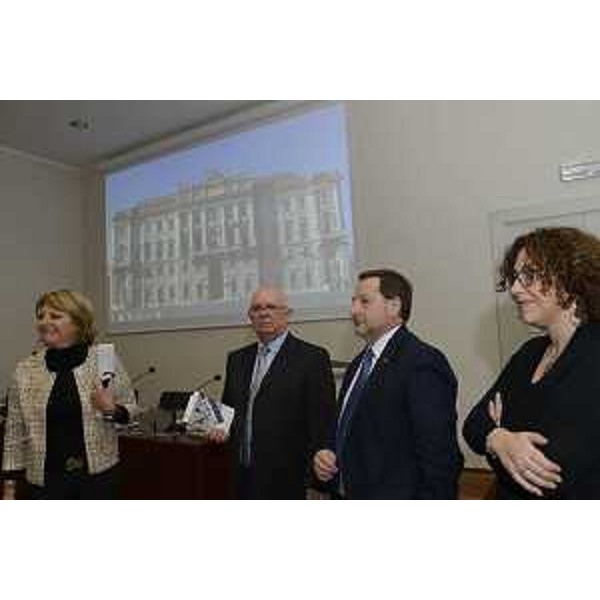 Maria Sandra Telesca (Assessore regionale Salute, Integrazione socio-sanitaria, Politiche sociali e Famiglia), Fernando Della Ricca (Presidente Commissione regionale Amianto) e Fabio Lo Faro (Direttore INAIL FVG) alla presentazione del vademecum "Conoscere l'amianto" - Trieste 22/02/2017