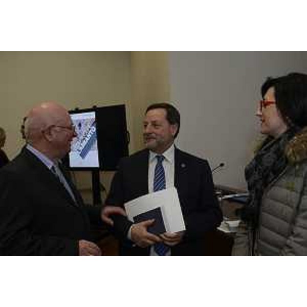 Fernando Della Ricca (Presidente Commissione regionale Amianto), Fabio Lo Faro (Direttore INAIL FVG) e Sara Vito (Assessore regionale Ambiente ed Energia) alla presentazione del vademecum "Conoscere l'amianto" - Trieste 22/02/2017